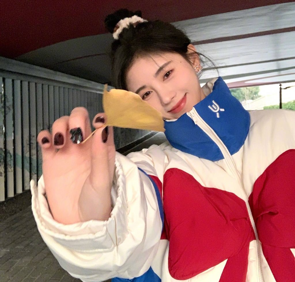 鞠婧祎晒库存美照 随性自拍尽显娇羞可爱