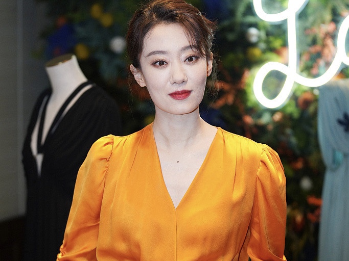 张小斐穿橙色连衣裙 妆容精致明艳动人