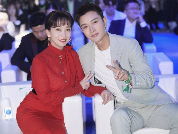 赵雅芝穿红裙明媚动人 和贾乃亮同框比V