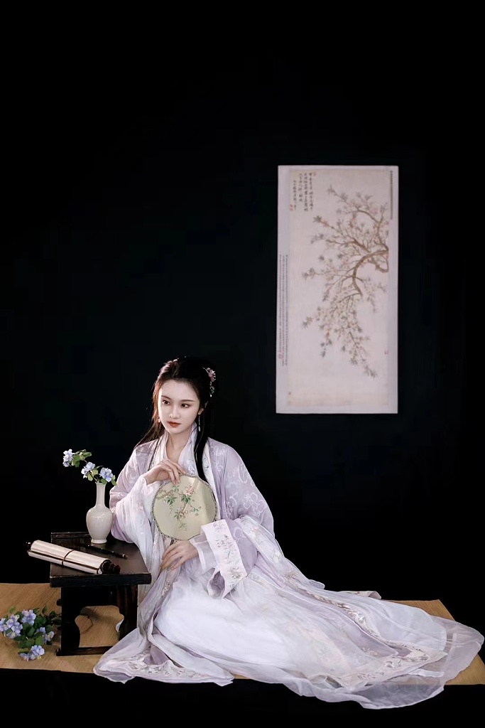 张慧雯古装造型典雅大气 持扇回眸美到窒息