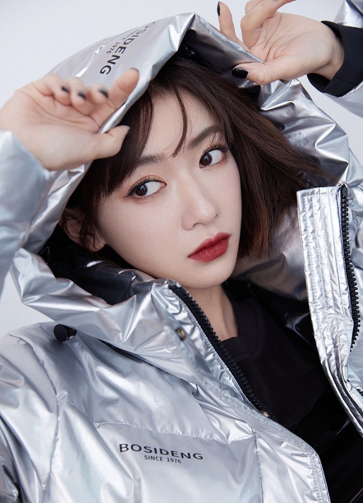 吴谨言裹羽绒服露美腿 抹红唇气场全开