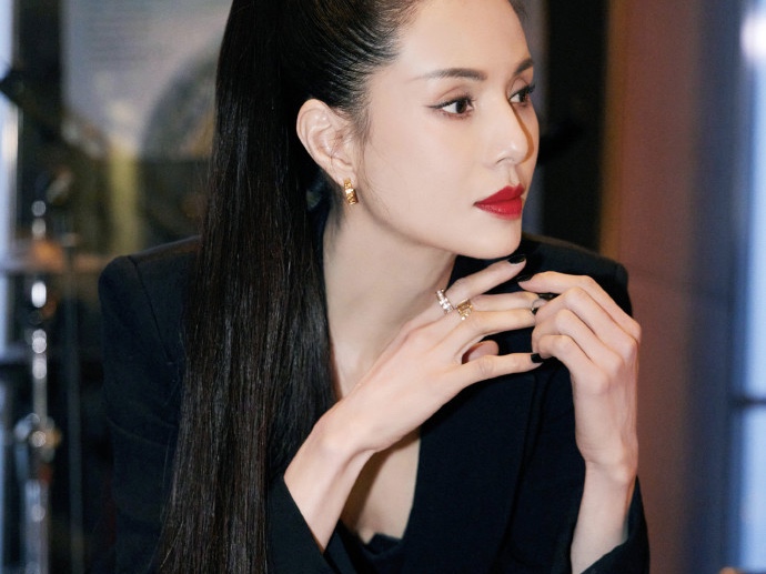 不老姑姑！李若彤穿黑西装扎马尾 又美又酷
