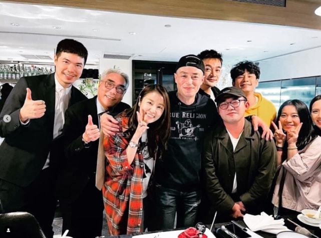 霍如夫妇与友聚会，霍建华紧搂爱妻笑容灿烂，林心如素颜也很美
