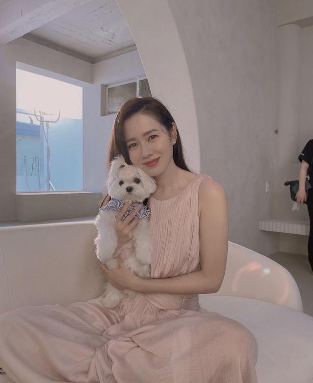 孙艺珍新剧造型连续曝光，38岁的她依然美如初恋