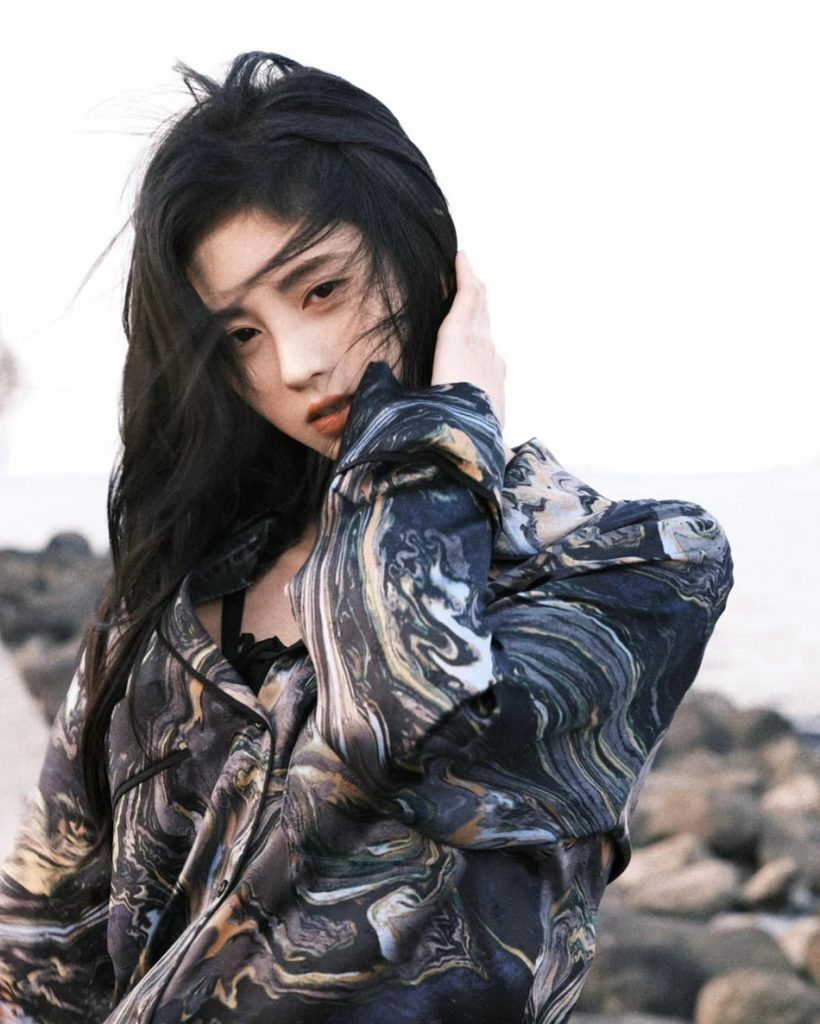 鞠婧祎穿黑色花纹衬衫 长发飘扬