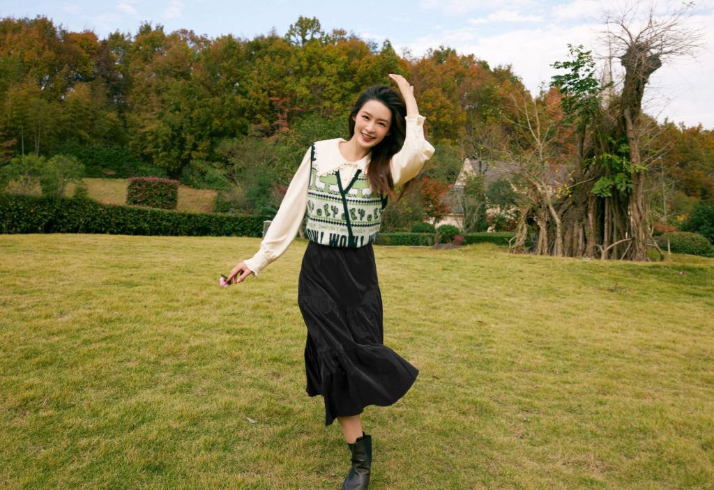 李沁减龄少女穿搭元气活力 人面桃花相映红