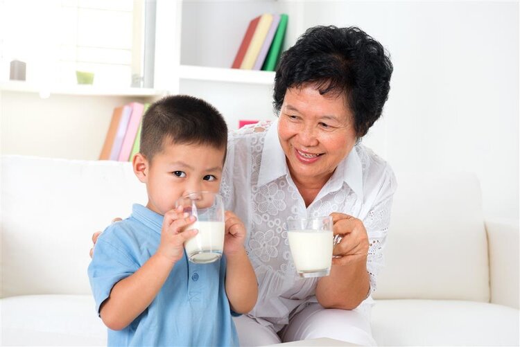 儿童睡前喝牛奶好不好？喝了真的能助眠吗？