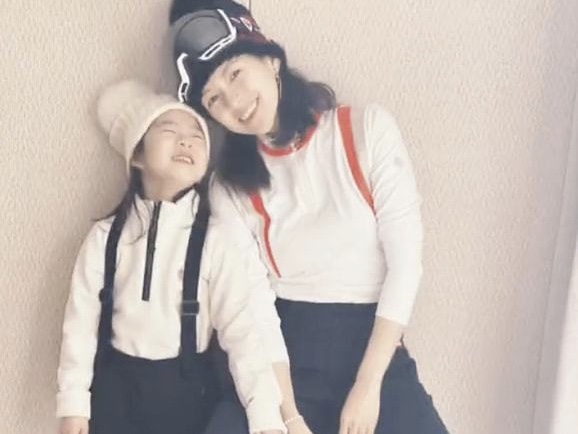 章子怡晒母女同框照，醒宝颜值越来越高超爱笑，大秀滑雪技能
