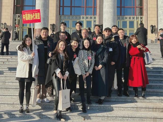 王凯刘昊然考上编制？与靳东一起参加文代会