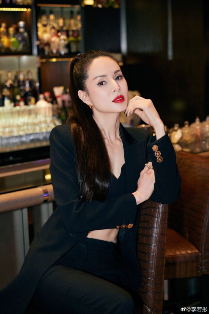 不老姑姑！李若彤穿黑西装扎马尾 又美又酷