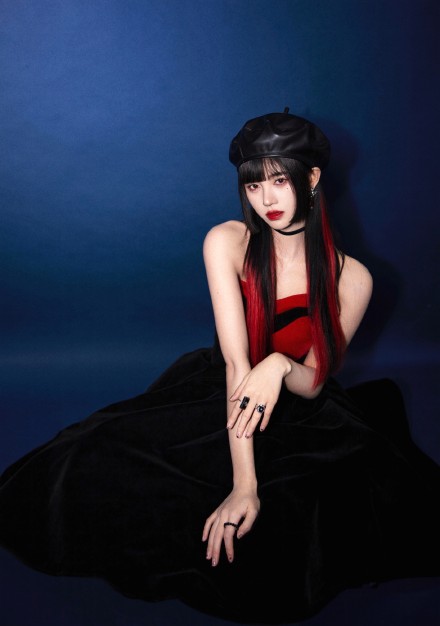 工作室晒鞠婧祎美照 一身红衣配黑帽超可爱