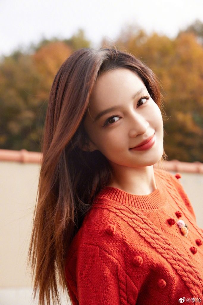 迷人！李沁穿红色毛衣笑容温暖治愈