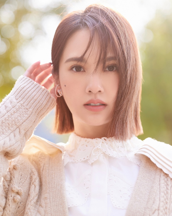 杨丞琳穿白衣配裙子 笑容甜美
