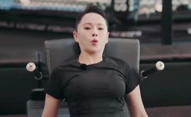伊能静健身照曝光，穿修身短袖扎马尾辫