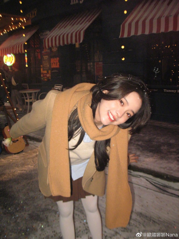 欧阳娜娜晒雪景烟花照 笑容甜美