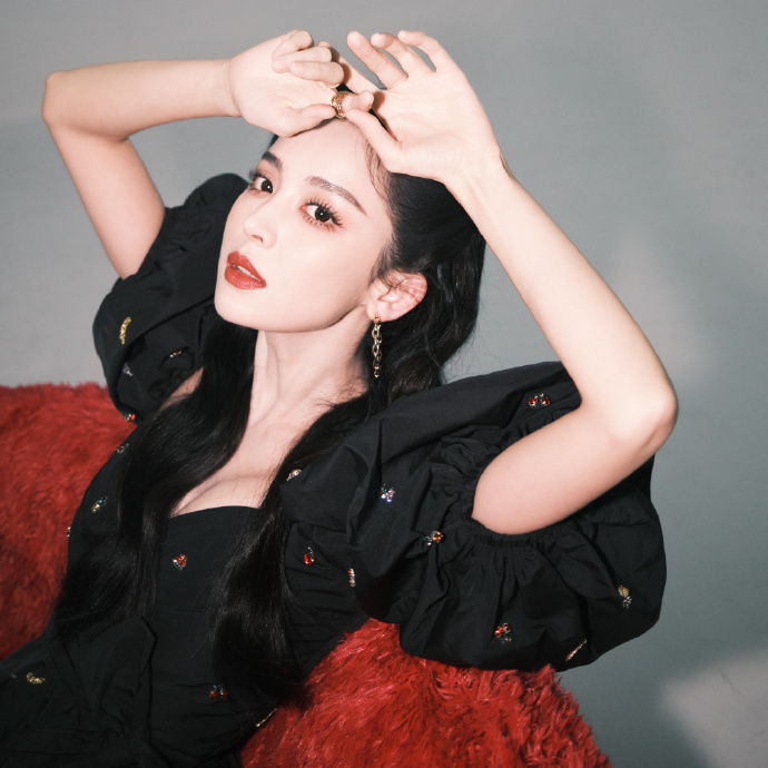 娜扎一袭黑裙明艳动人 赤脚拍照