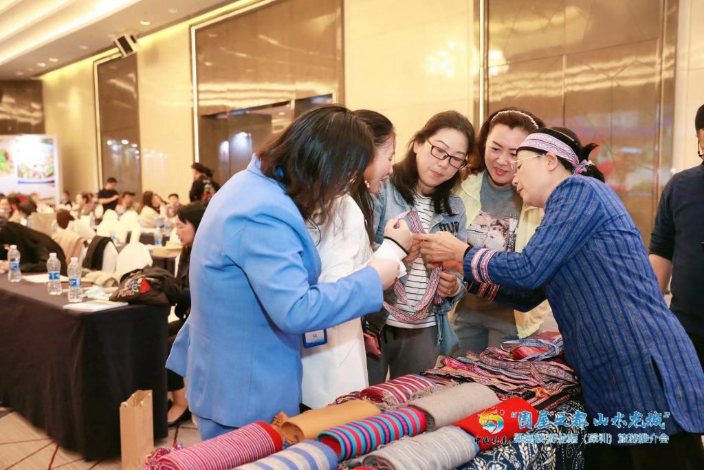 “围屋之都 山水龙城”乘高铁·游龙南旅游推介会走进深圳