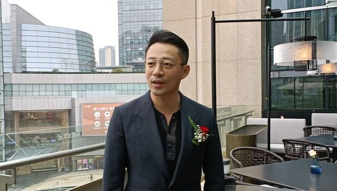 汪小菲现身成都宣传新店 笑容满面心情好