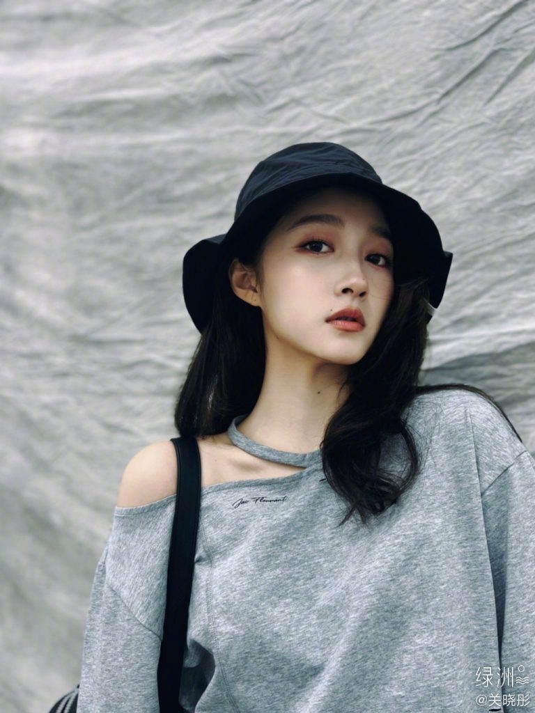 酷女孩！关晓彤戴渔夫帽穿露肩装小秀心机