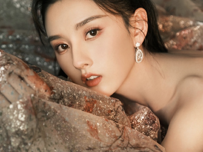 宋祖儿穿粉色纱裙秀精致锁骨 笑容甜美