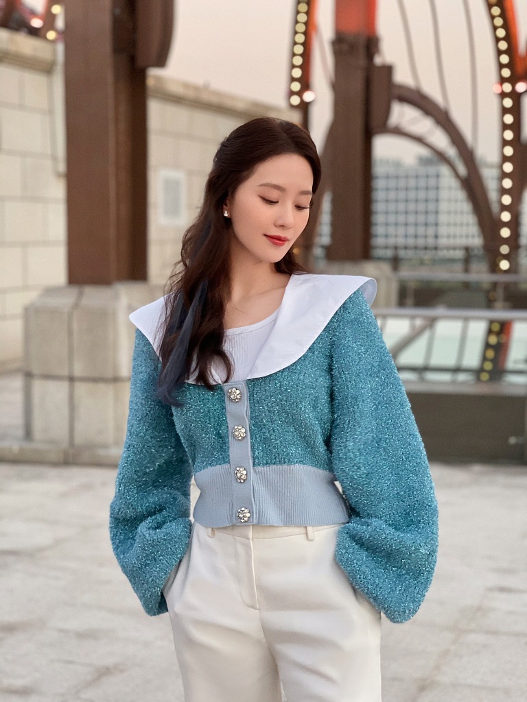 刘诗诗迪士尼写真曝光 穿蓝色上衣甜美治愈