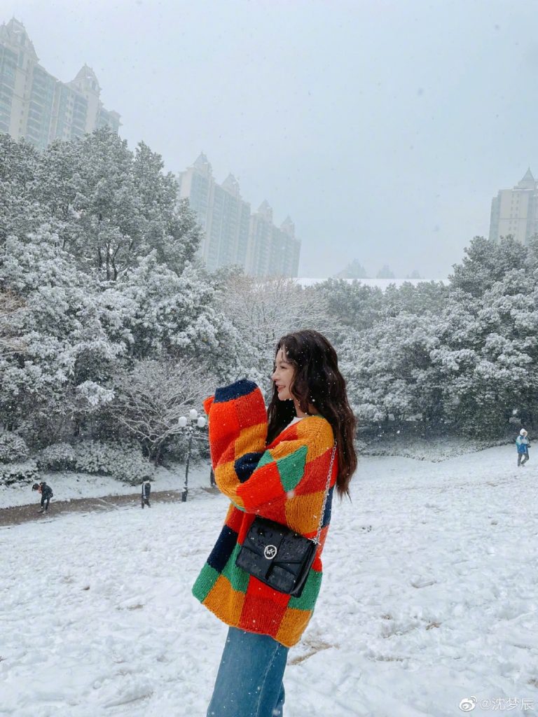 沈梦辰晒长沙初雪照 穿彩色针织衫可爱吸睛