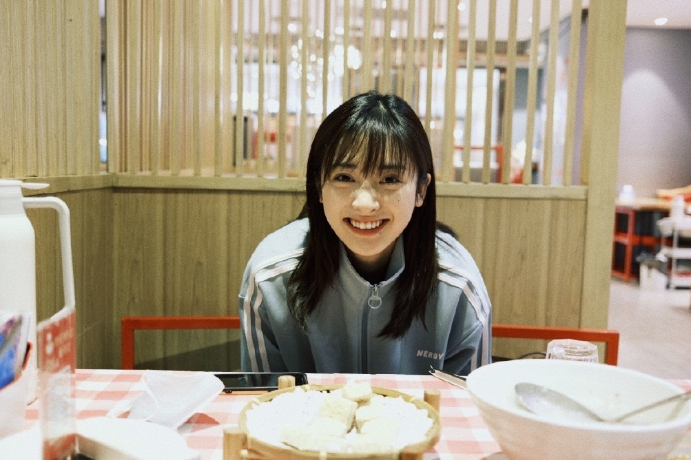 沈月披长发显温柔 紧盯食物表情超萌