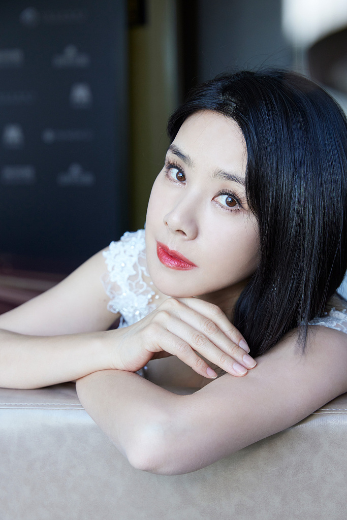 何琳穿白色纱裙举止优雅端庄 气质迷人
