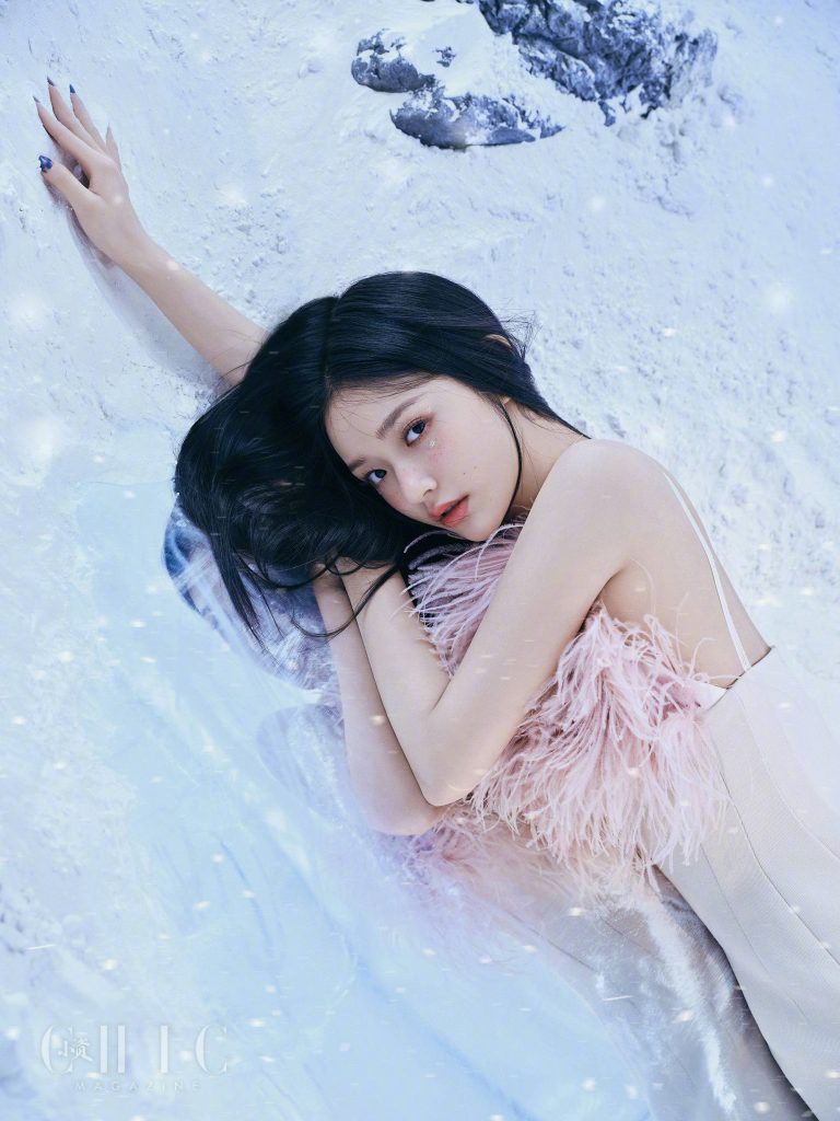 林允化糜鹿妆拍雪地美照 犹如冰雪精灵