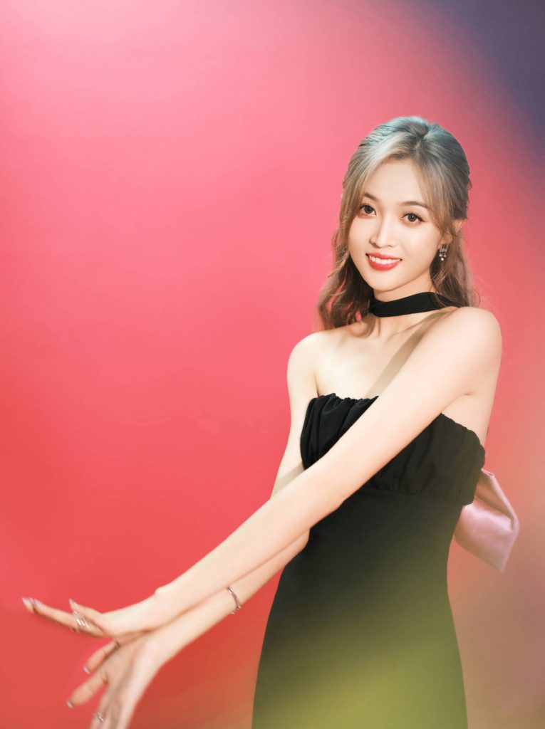 吴宣仪穿抹胸露背裙秀性感美腿 可甜可飒