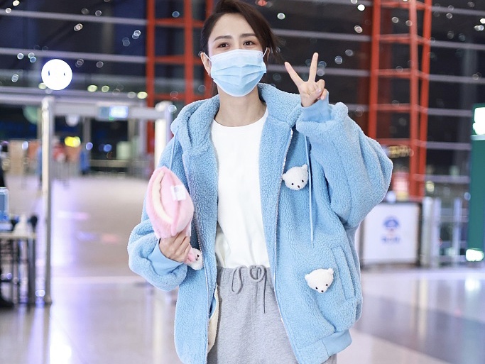 佟丽娅穿毛绒外套嘟嘴卖萌很少女