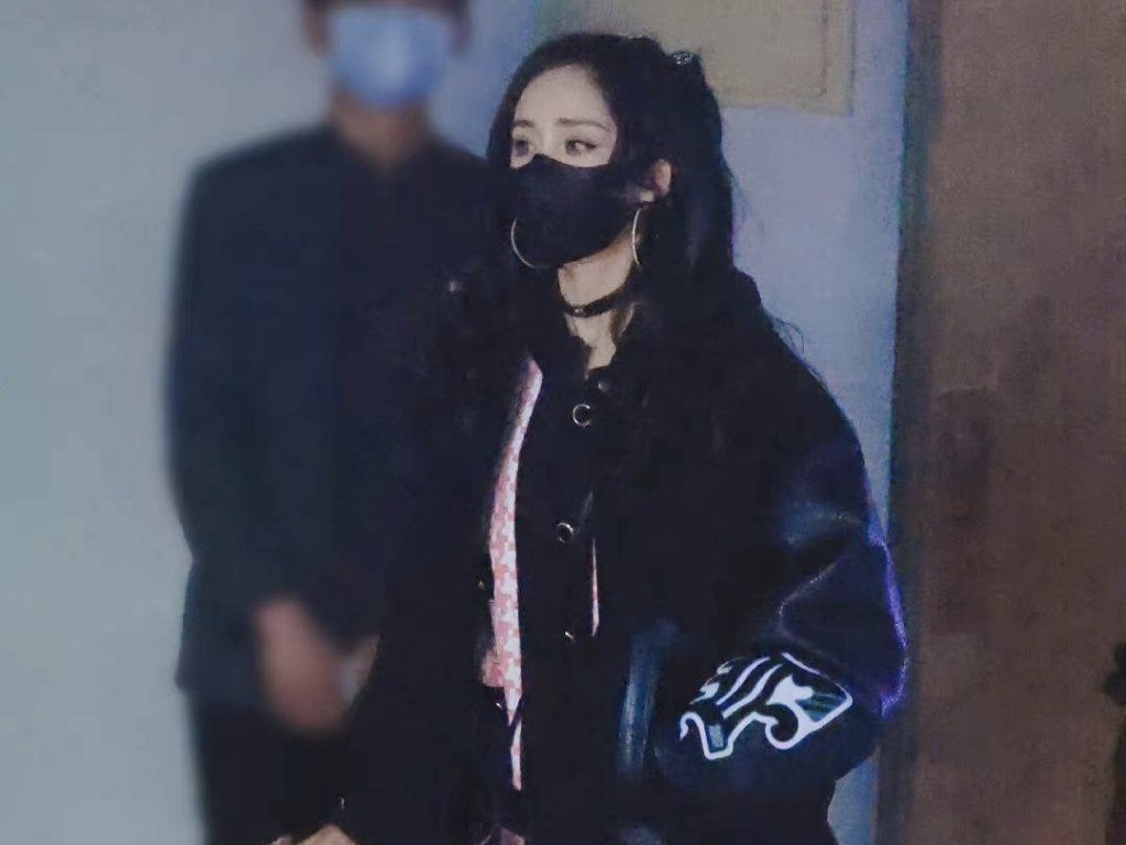 杨幂穿粉短裙裹黑夹克　漫画腿瞩目少女感足