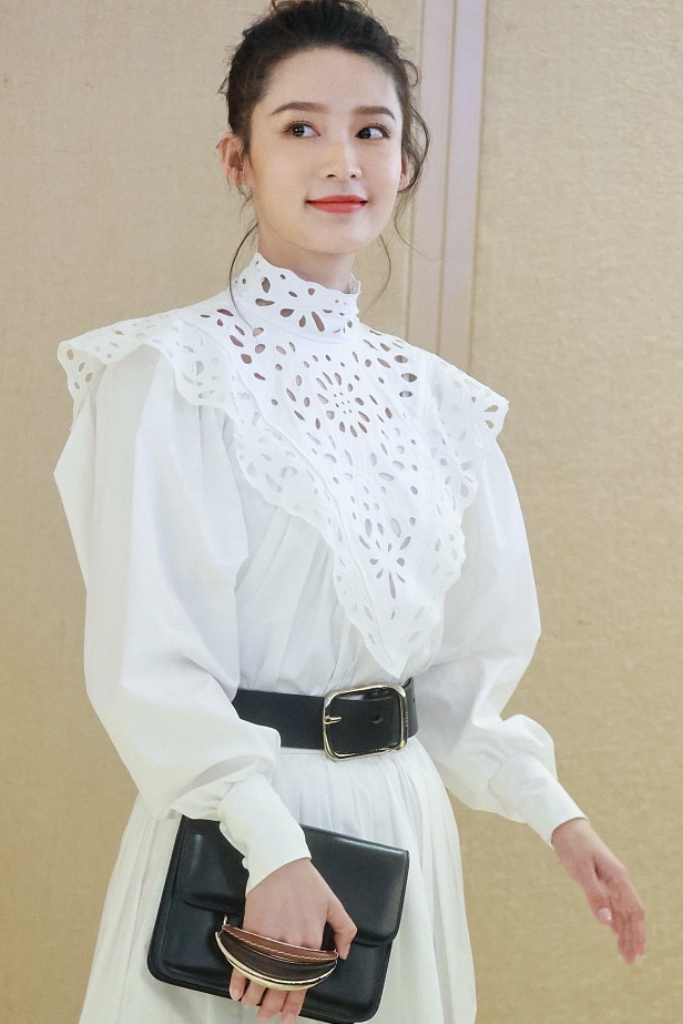 仙气飘飘！李沁参加活动 抿嘴笑显娇羞