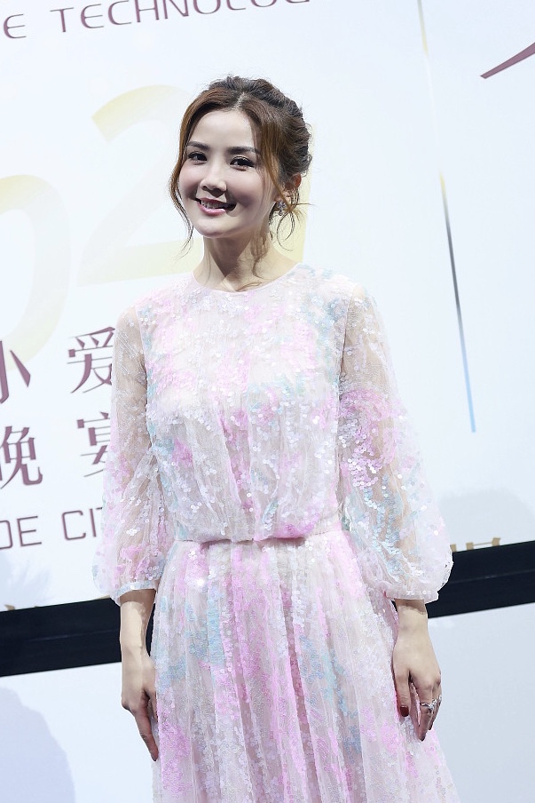 蔡卓妍穿亮片礼服现身 甜笑迷人