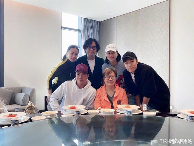 胡杏儿带小儿子开工　翁虹抱小Baby爱不释手