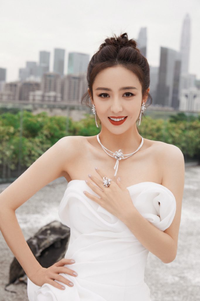 佟丽娅穿白色抹胸裙秀香肩 气质优雅