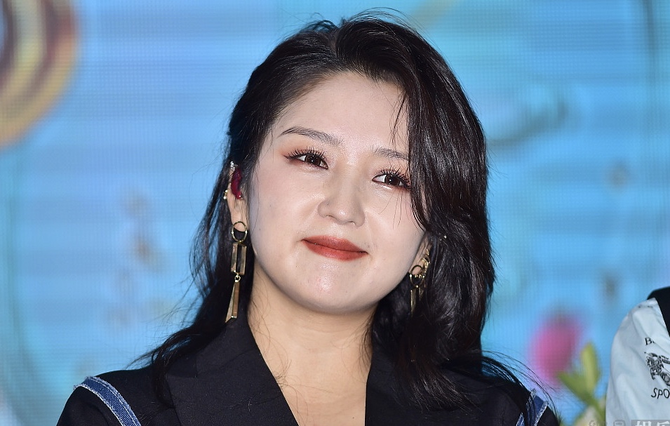 瘦了？何洁穿长裙踩恨天高 涂红唇状态佳