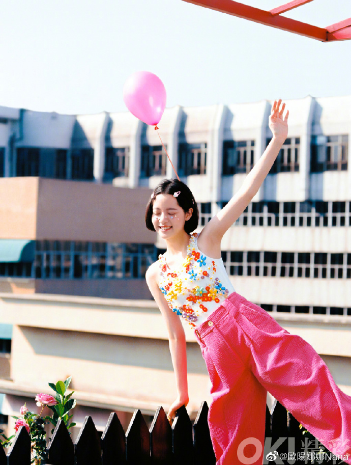 欧阳娜娜短发配彩色发夹 眼神清澈秀少女感