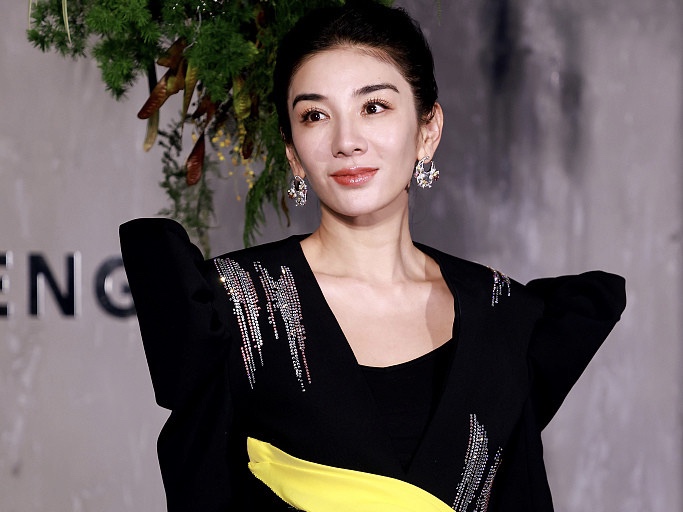 黄奕亮相婚纱秀 一身黑衣状态好