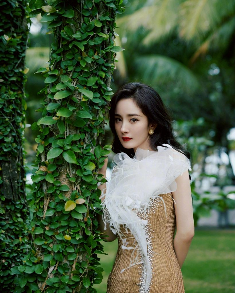 杨幂穿开衩长裙秀美腿 涂红唇迷人