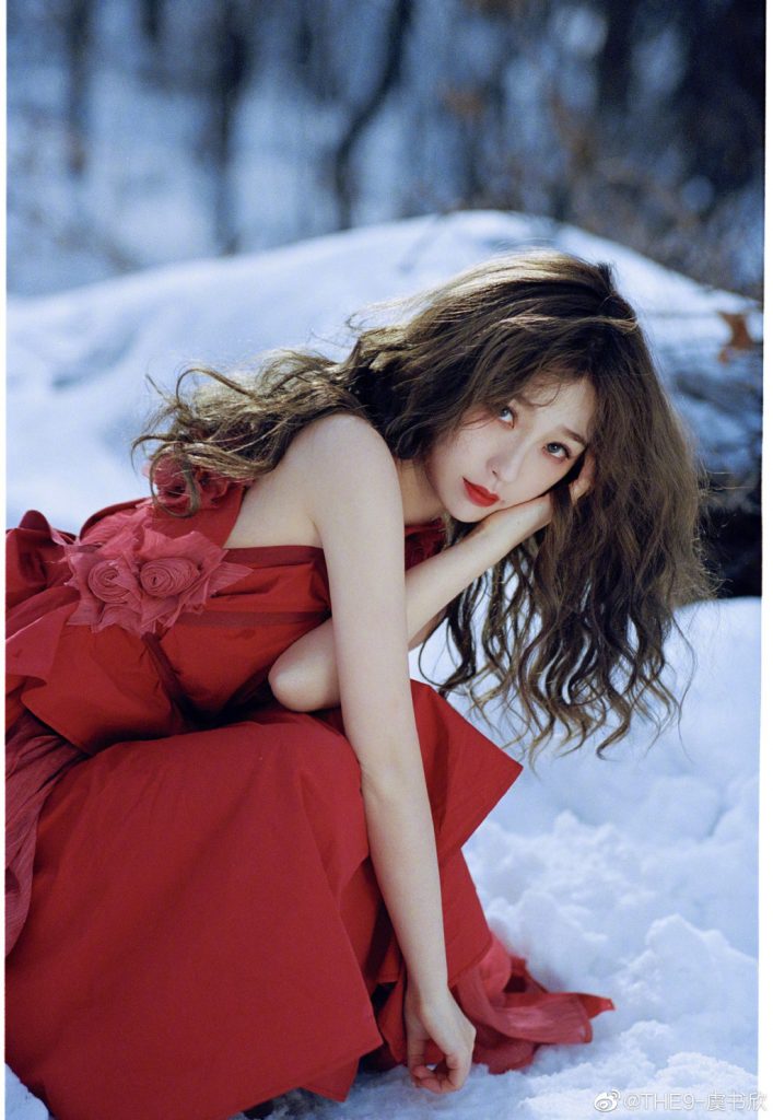虞书欣雪地拍写真 长卷发配红裙婀娜多姿