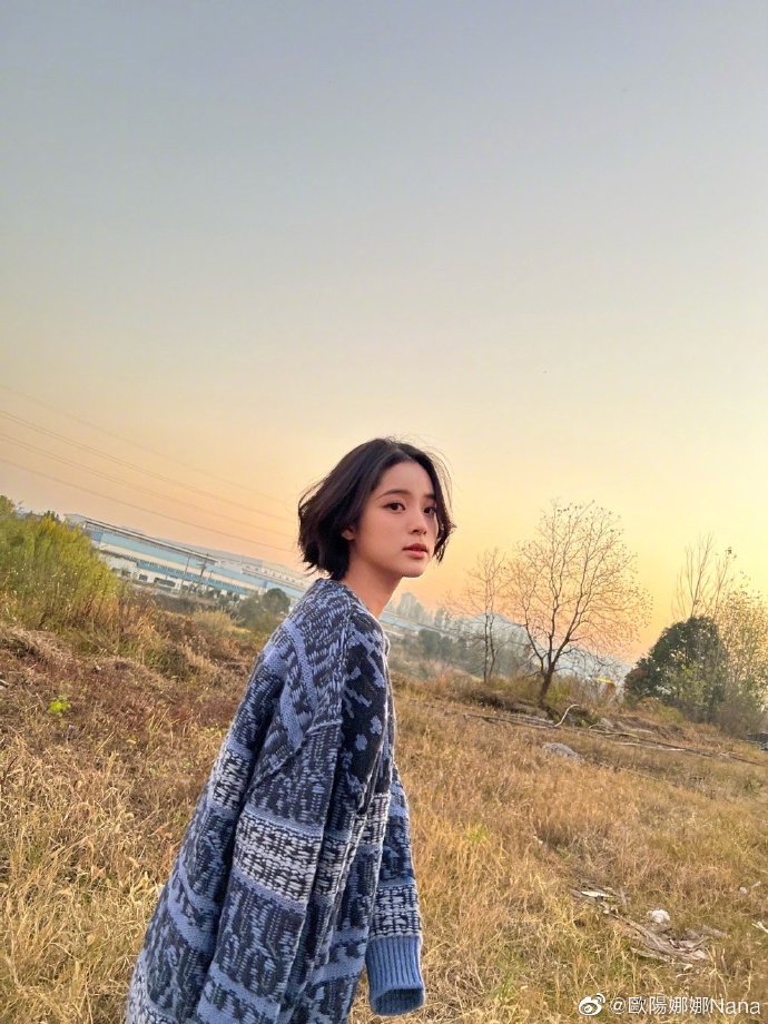 欧阳娜娜晒美照 留短发清爽利落