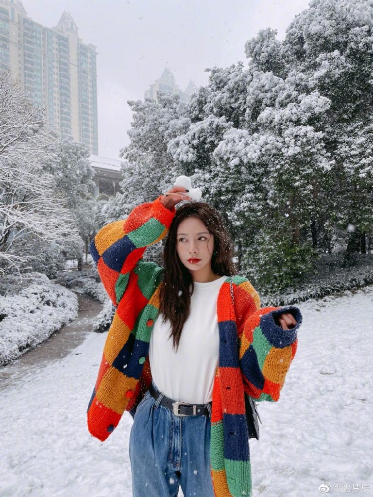 沈梦辰晒长沙初雪照 穿彩色针织衫可爱吸睛