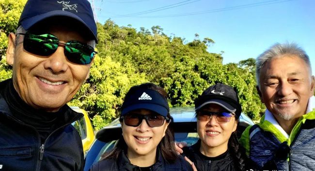 周润发带队爬山慢跑，56岁邵美琪素颜状态佳