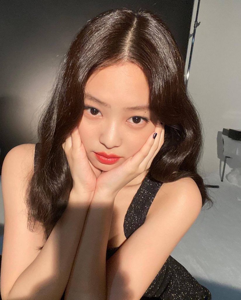 JENNIE黑裙照秀完美身材 黑发红唇尽显魅惑