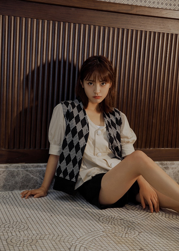 元气少女！沈月穿短裤秀白腿 编发显甜美