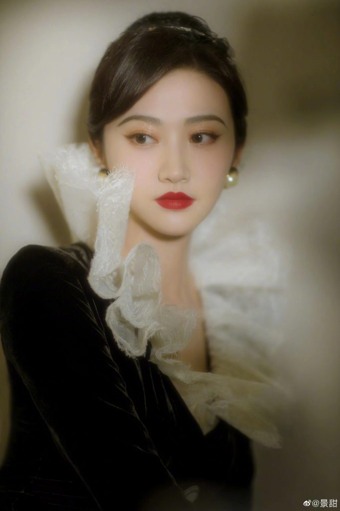 景甜穿赫本风连衣裙 神色慵懒天鹅颈吸睛