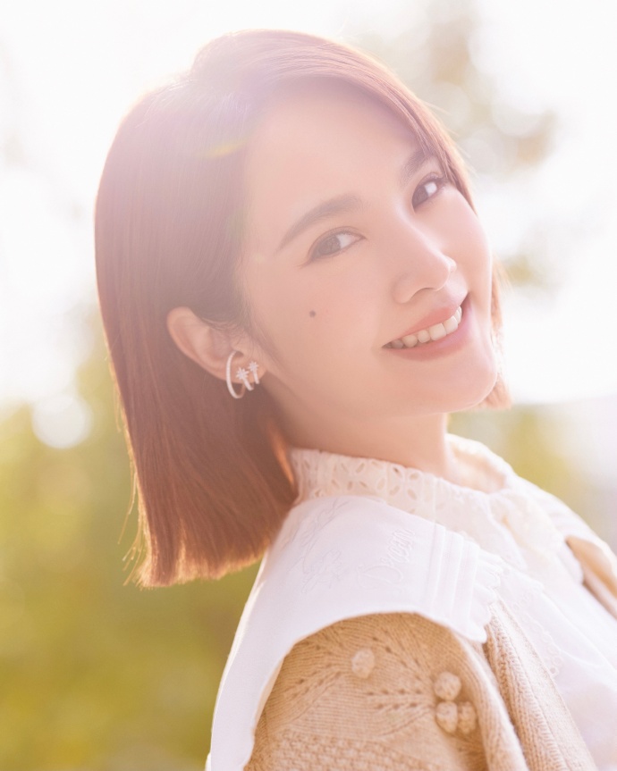 杨丞琳穿白衣配裙子 笑容甜美