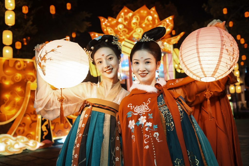 华南最大迎春灯会来了 民俗村变身30万㎡灯海——国潮夜游,梦回汉唐