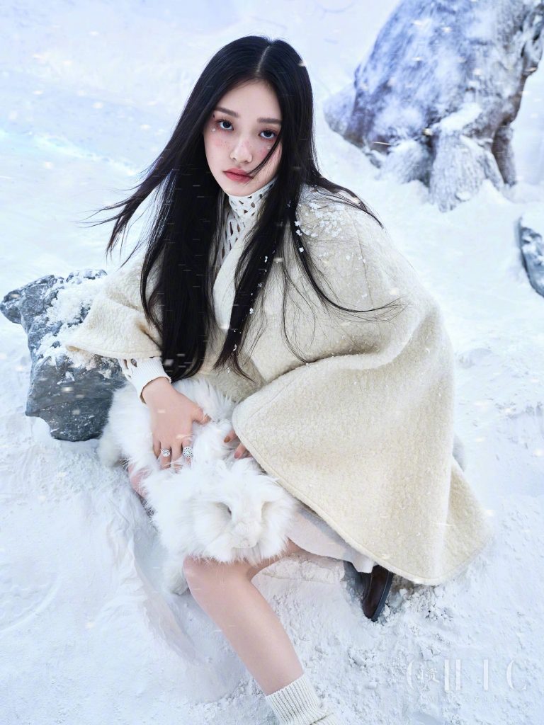 林允化糜鹿妆拍雪地美照 犹如冰雪精灵